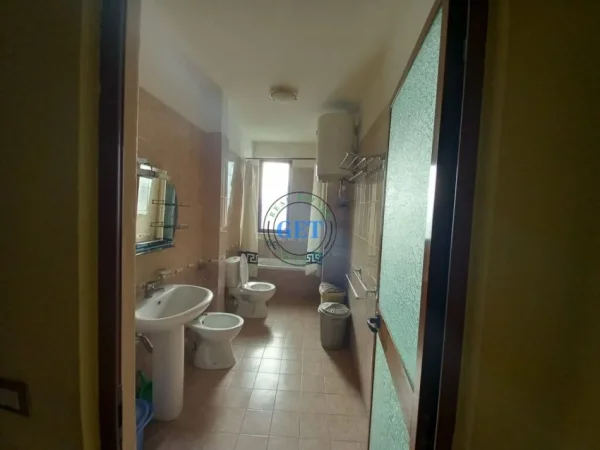 Durres, jepet me qera apartament 3+1 Kati 11, 155 m² 600 € (Qender, Durres)