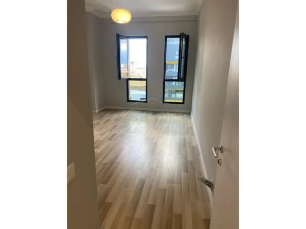 Tirane, shes apartament 2+1+Ballkon Kati 4, 110 m² 286.000 € (Rruga e Kavajes)