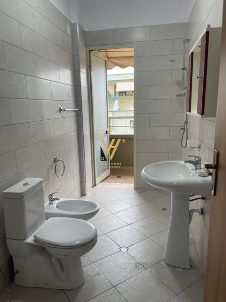 Tirane, jepet me qera apartament 1+1+Ballkon Kati 6, 85 m² 450 € (5 MAJI)