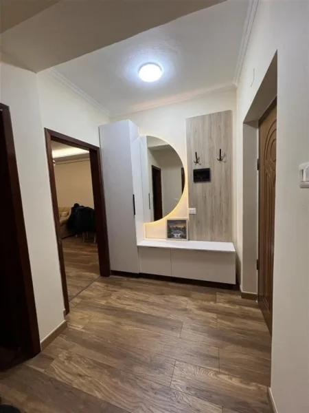 Tirane, jepet me qera apartament 1+1+Ballkon Kati 2, 68 m² 600 € (PAZARI I RI)