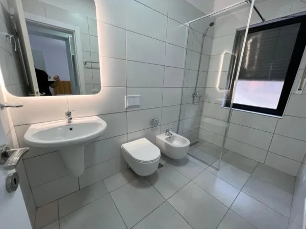 Tirane, jepet me qera apartament 2+1+Ballkon Kati 2, 110 m² 800 € (KODRA E DIELLIT)