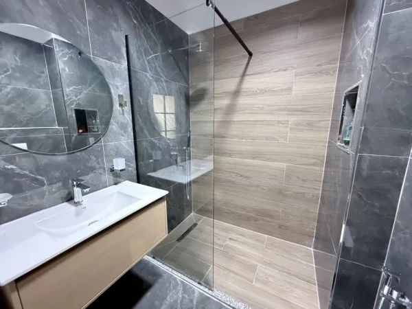 Tirane, jepet me qera apartament 2+1+Ballkon Kati 4, 106 m² 500 € (Sokrat Miho)