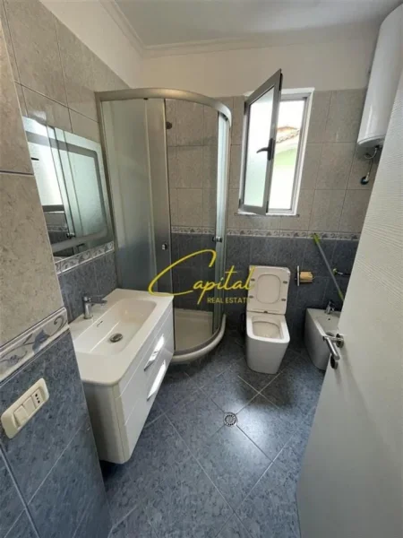 Tirane, jepet me qera apartament 2+1 Kati 3, 100 m² 700 € (KODRA E DIELLIT)