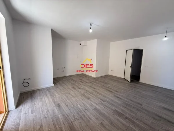 Vlore, shitet apartament 1+1+Ballkon Kati 6, 74 m² 165.000 € (Rruga Çamëria)