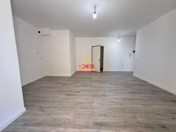 Vlore, shitet apartament 1+1+Ballkon Kati 6, 74 m² 165.000 € (Rruga Çamëria)