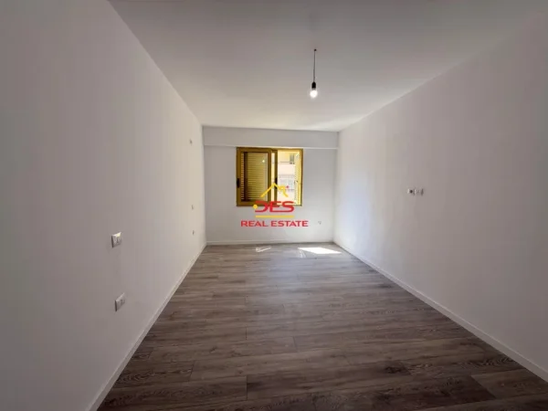 Vlore, shitet apartament 1+1+Ballkon Kati 6, 74 m² 165.000 € (Rruga Çamëria)