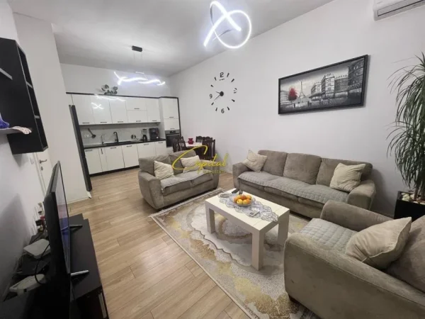 Tirane, jepet me qera apartament 2+1 Kati 2, 100 m² 500 € (CASA ITALIA)