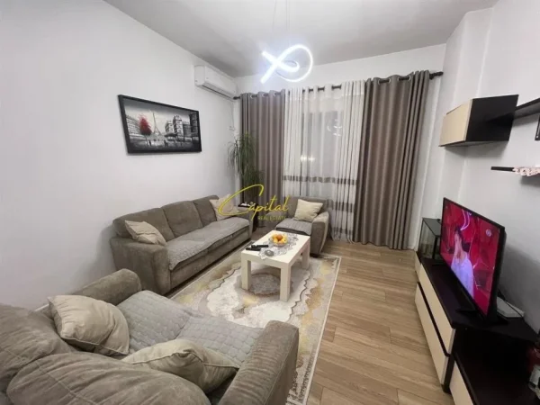 Tirane, jepet me qera apartament 2+1 Kati 2, 100 m² 500 € (CASA ITALIA)