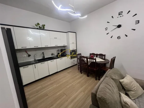 Tirane, jepet me qera apartament 2+1 Kati 2, 100 m² 500 € (CASA ITALIA)