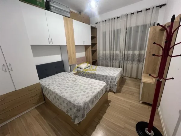 Tirane, jepet me qera apartament 2+1 Kati 2, 100 m² 500 € (CASA ITALIA)
