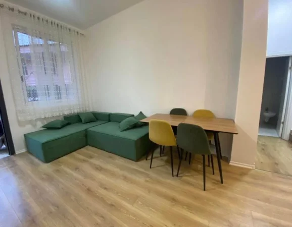 Tirane, jepet me qera apartament 1+1 Kati 1, 90 m² 40,000 leke (Kombinat, prane gjimnazit Myslym Keta)