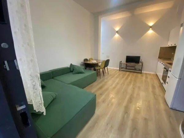 Tirane, jepet me qera apartament 1+1 Kati 1, 90 m² 40,000 leke (Kombinat, prane gjimnazit Myslym Keta)