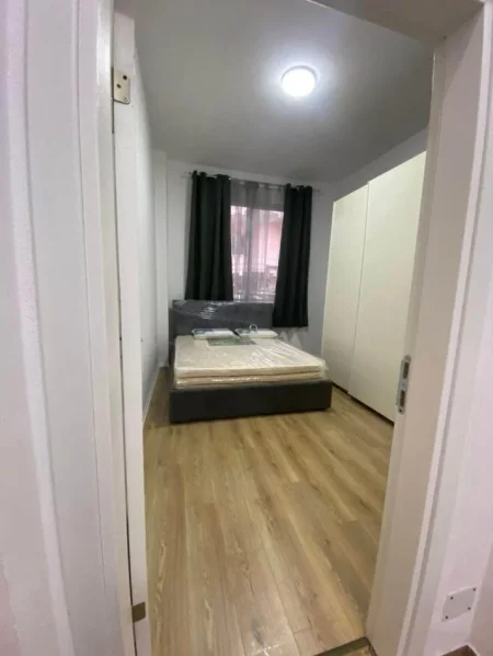 Tirane, jepet me qera apartament 1+1 Kati 1, 90 m² 40,000 leke (Kombinat, prane gjimnazit Myslym Keta)