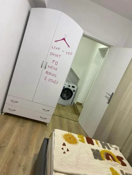 Tirane, jepet me qera apartament 1+1 Kati 1, 90 m² 40,000 leke (Kombinat, prane gjimnazit Myslym Keta)