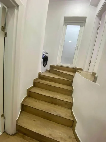 Tirane, jepet me qera apartament 1+1 Kati 1, 90 m² 40,000 leke (Kombinat, prane gjimnazit Myslym Keta)