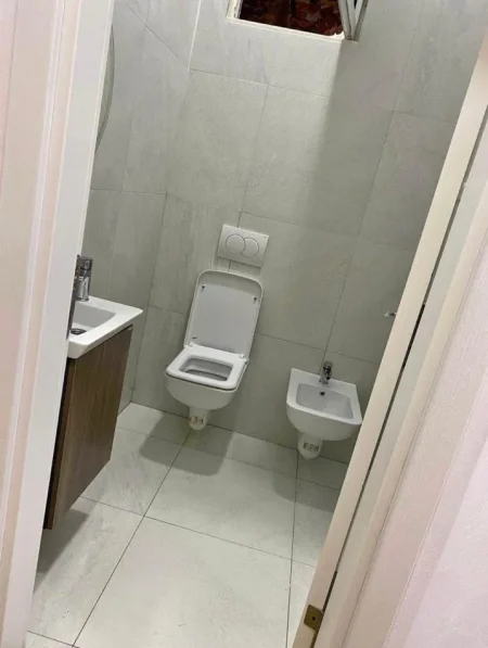 Tirane, jepet me qera apartament 1+1 Kati 1, 90 m² 40,000 leke (Kombinat, prane gjimnazit Myslym Keta)