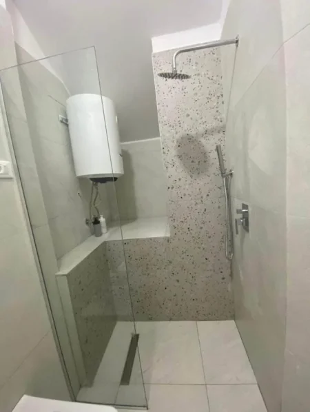 Tirane, jepet me qera apartament 1+1 Kati 1, 90 m² 40,000 leke (Kombinat, prane gjimnazit Myslym Keta)