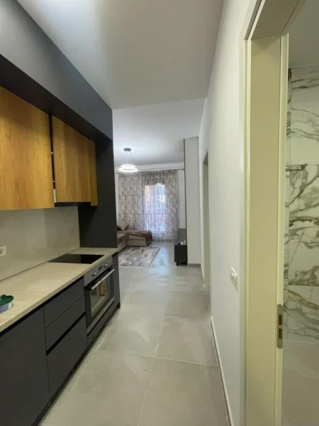 Tirane, jepet me qera apartament 1+1 , 50 m² 650 € (Rruga Qemal Stafa 100 m larg nga Shkolla e kuqe)