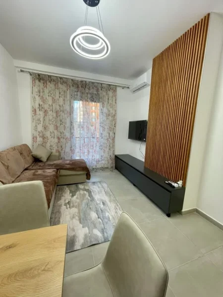 Tirane, jepet me qera apartament 1+1 , 50 m² 650 € (Rruga Qemal Stafa 100 m larg nga Shkolla e kuqe)