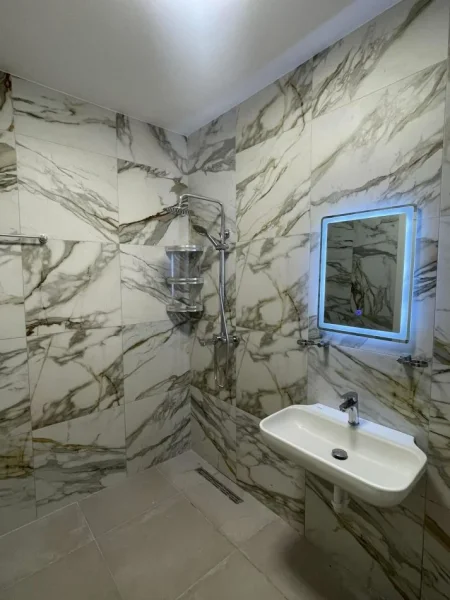 Tirane, jepet me qera apartament 1+1 , 50 m² 650 € (Rruga Qemal Stafa 100 m larg nga Shkolla e kuqe)