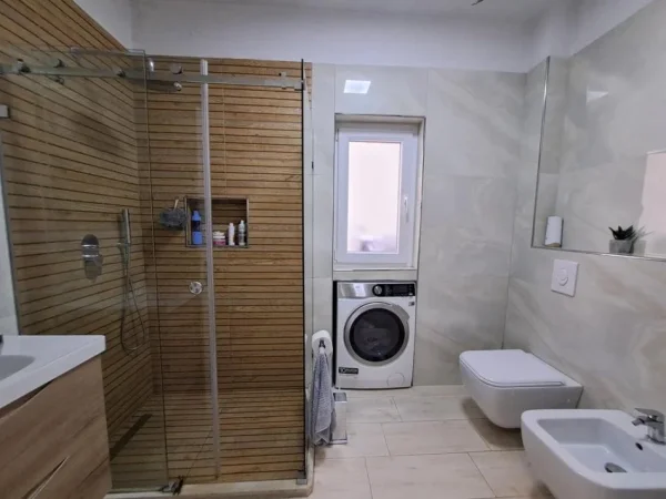 Tirane, jepet me qera apartament 3+1+Ballkon Kati 1, 125 m² (Selvia)
