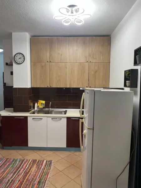 Tirane, jepet me qera apartament 1+1 Kati 3, 65 m² 430 € (rruga 5 maji)