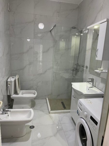 Tirane, jepet me qera apartament 1+1 Kati 4, 80 m² 600 € (liqeni i thate)
