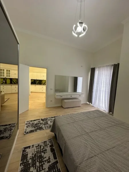 Tirane, jepet me qera apartament 2+1+Ballkon Kati 4, 90 m² 650 € (Liqeni i Thate)