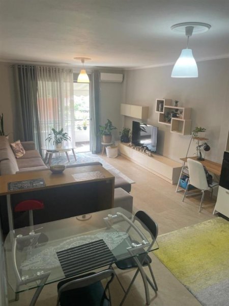 Tirane, jepet me qera apartament 2+1 Kati 3, 95 m² 700 € (Liqeni i thate)