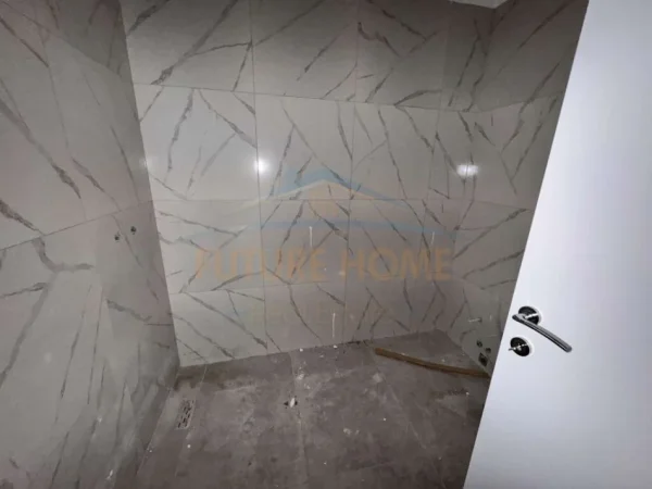 Tirane, shitet apartament 2+1+Ballkon Kati 5, 87 m² 93.000 € (QTU, Univers City)