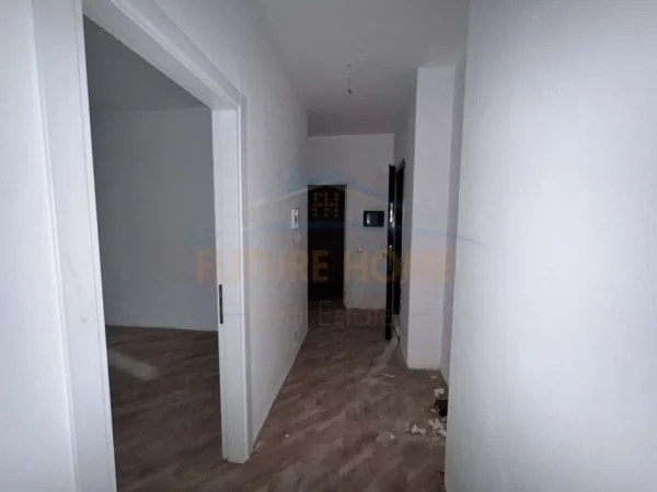 Tirane, shitet apartament 2+1+Ballkon Kati 5, 87 m² 93.000 € (QTU, Univers City)
