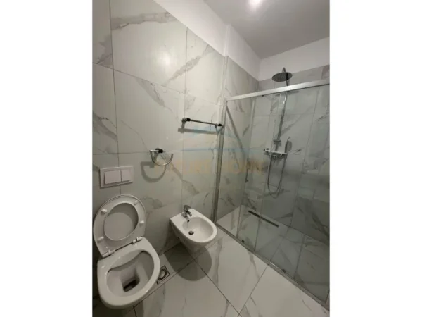 Tirane, shitet apartament 2+1+Ballkon Kati 1, 130 m² 285.000 € (Liqeni)