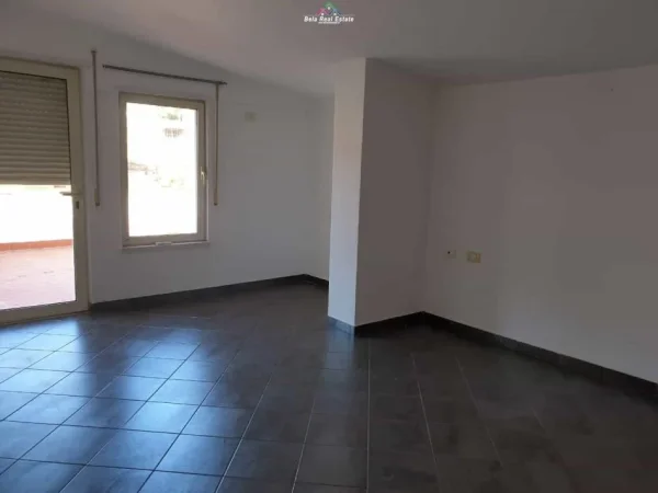 Tirane, jepet me qera apartament 4+1 Kati 5, 210 m² 1.200 € (liqeni i thate)