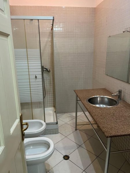 Tirane, jepet me qera apartament 1+1 Kati 1, 84 m² 500 € 