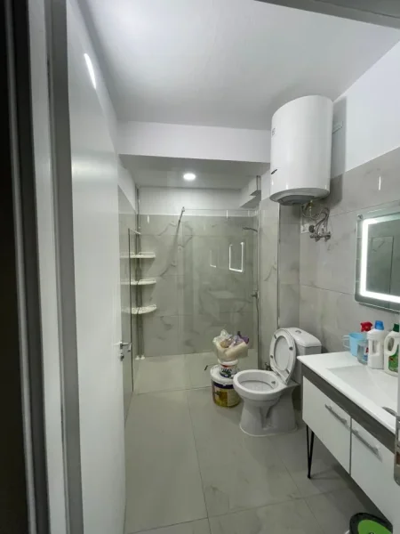 Tirane, jepet me qera apartament 2+1 Kati 1, 80 m² 700 € (ZOGU I ZI)