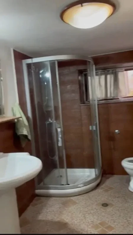 Tirane, jepet me qera apartament 1+1 Kati 1, 55 m² 250 € (Rr. Sali Nivica te ish tregu elektrik)