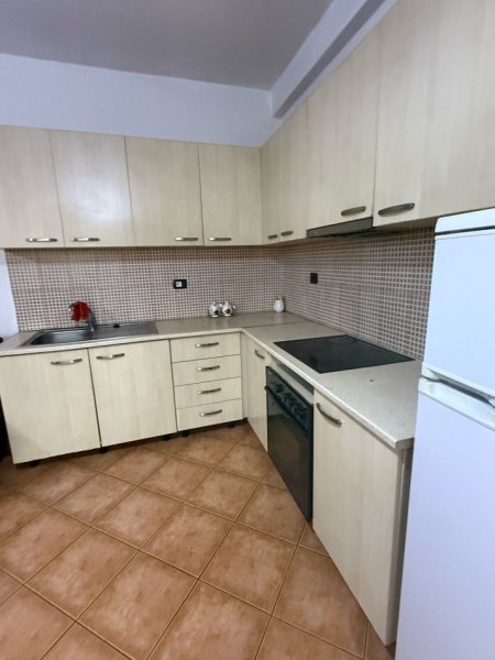 Shqiperi, jepet me qera apartament 1+1+Ballkon , 65 m² 350 € (Rruga Muhamed Deliu)