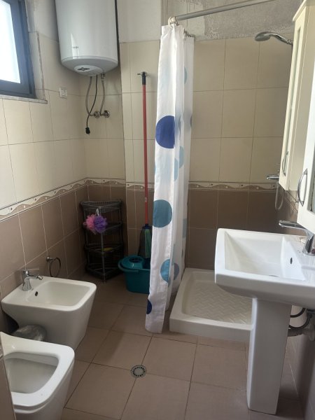 Tirane, jepet me qera shtepi 3+1+Aneks+Ballkon Kati 2, 145 m² 650 € (Ramazan bogdani)