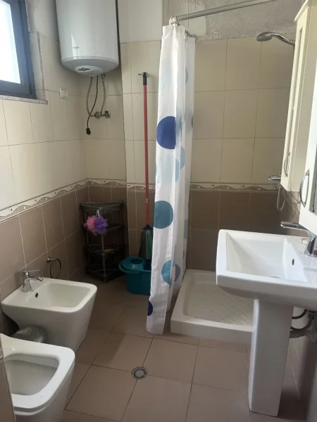 Tirane, jepet me qera shtepi 3+1+Aneks+Ballkon Kati 2, 145 m² 650 € (Ramazan bogdani)