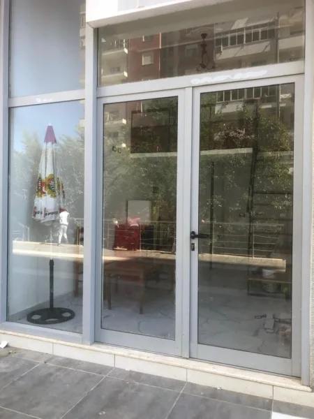 Tirane, jap me qera dyqan Kati 0, 15 m² 200 € (Gjergj Elez Alia)