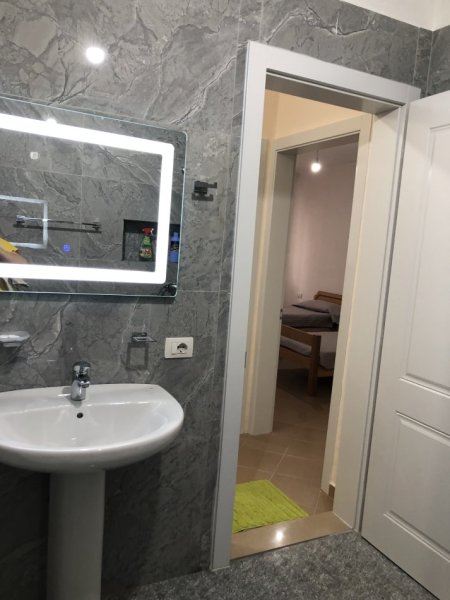 Tirane, jepet me qera apartament 2+1+Ballkon Kati 6, 96 m² 400 € (Rruga e Dajtit)