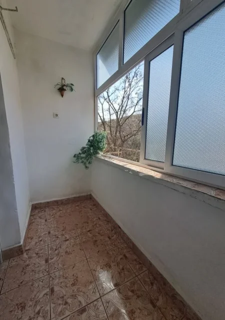 Korce, jap me qera apartament 1+1 Kati 4, 56 m² 160 € (Rruga 1 maj, Maliq)
