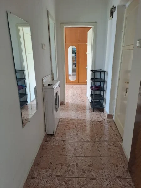 Korce, jap me qera apartament 1+1 Kati 4, 56 m² 160 € (Rruga 1 maj, Maliq)