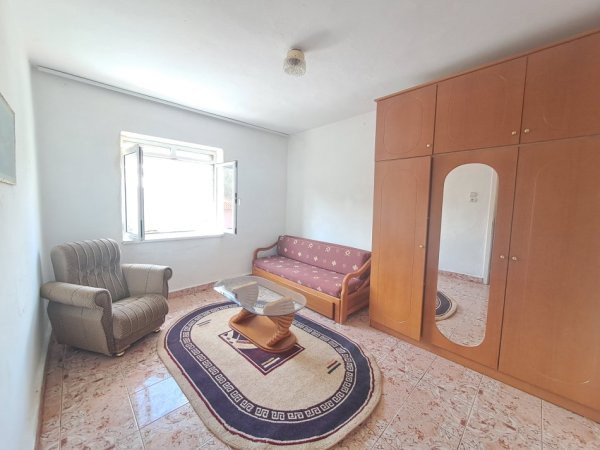 Korce, jap me qera apartament 1+1 Kati 4, 56 m² 160 € (Rruga 1 maj, Maliq)