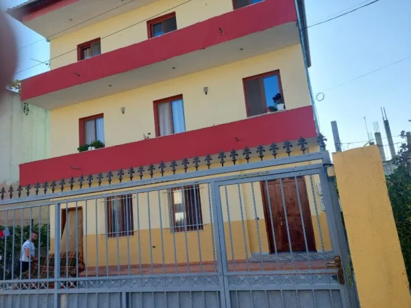 Tirane, jepet me qera shtepi 1+1 Kati 0, 60 m² 270 € (Enriko Telini)