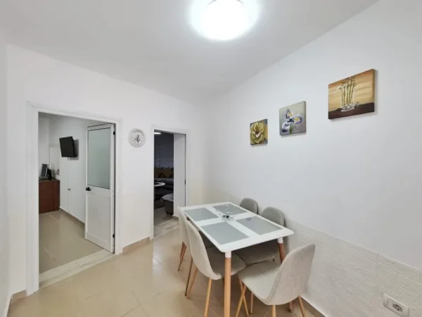 Tirane, jepet me qera shtepi 1+1 , 114 m² 750 € 