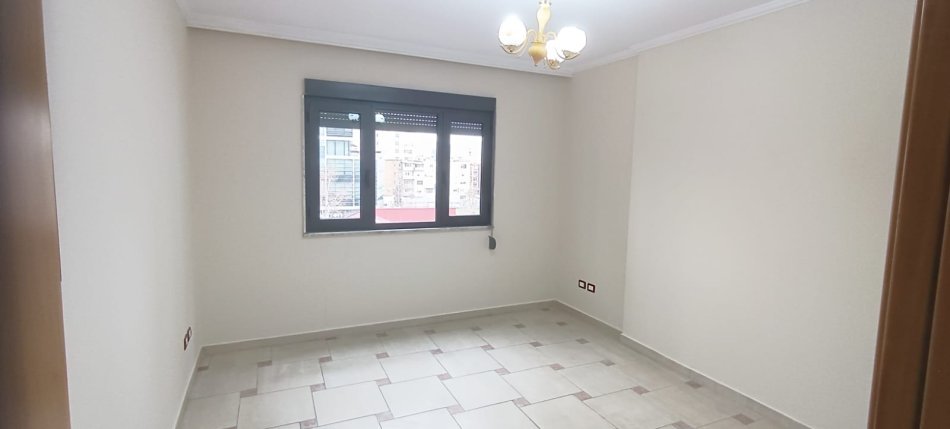 Tirane, jepet me qera apartament 3+1+Ballkon Kati 4, 132 m² 900 € 