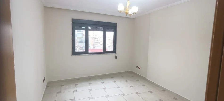 Tirane, jepet me qera apartament 3+1+Ballkon Kati 4, 132 m² 900 € 
