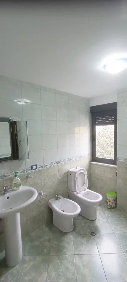 Tirane, jepet me qera apartament 3+1+Ballkon Kati 4, 132 m² 900 € 