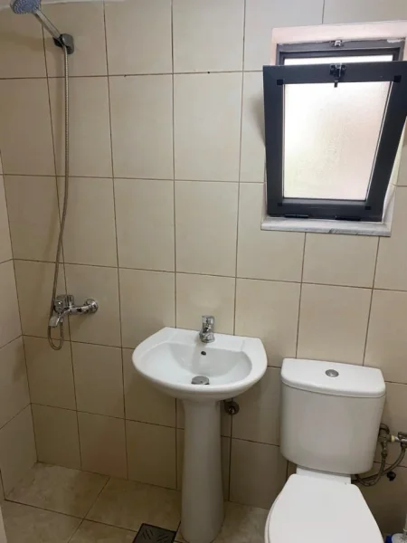 Tirane, jepet me qera Vile 1+1 Kati 0, 60 m² 300 € 